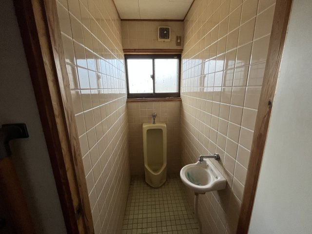 宮崎県串間市塩町　川を眺める平家一戸建て住宅のトイレ