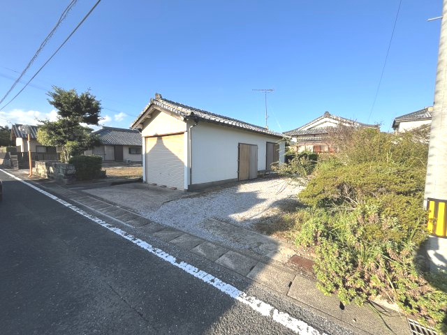 宮崎県串間市塩町　川を眺める平家一戸建て住宅の前面道路含む現地写真|南側の串間市道側からの外観です