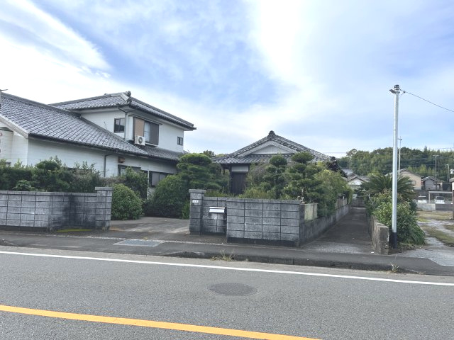 宮崎県串間市塩町　川を眺める平家一戸建て住宅の前面道路含む現地写真|北側・国道側からの外観です