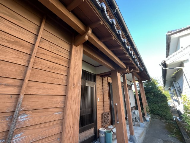 宮崎県串間市塩町　川を眺める平家一戸建て住宅の玄関|玄関は東向きです