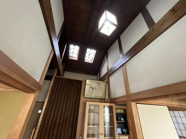 宮崎県串間市塩町　川を眺める平家一戸建て住宅のエントランス|エントランスは天窓があり、天井が高く造られています