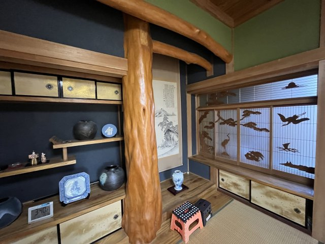 宮崎県串間市塩町　川を眺める平家一戸建て住宅の内装|太い床柱が目を惹きます