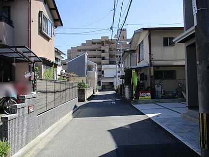 広島市佐伯区五日市中央5丁目　新築一戸建ての前面道路含む現地写真