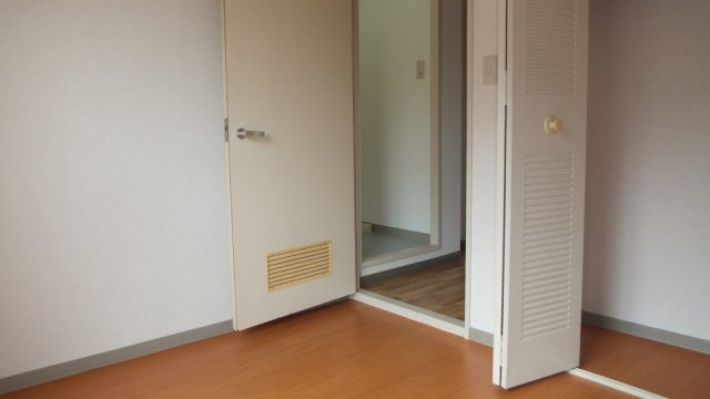 市川グリーンタウン鈴の居間・リビング|洋室4.5のお部屋にクローゼット御座います