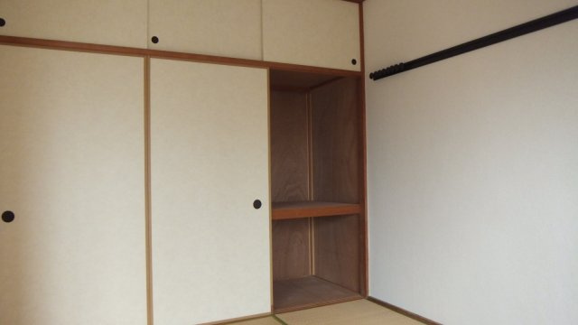 市川グリーンタウン鈴の居間・リビング|和室のお部屋に押入れ2段と天袋付いてます