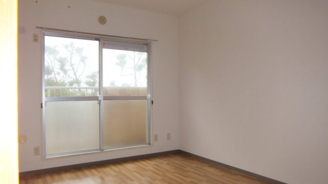 市川グリーンタウン鈴の居間・リビング|日当り良好のお部屋です