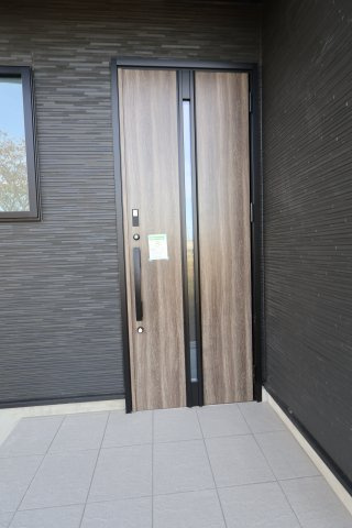 《仲介手数料無料》見沼区深作５丁目117(1号棟)新築一戸建てグラファーレの玄関|撮影日 2025年11月4日 15:15 晴れ