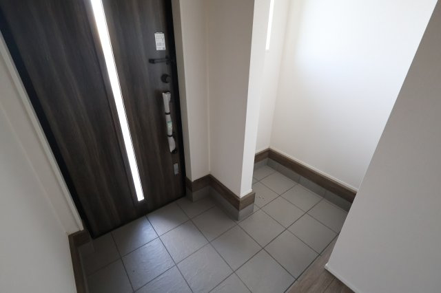 《仲介手数料無料》見沼区深作５丁目117(1号棟)新築一戸建てグラファーレの玄関|撮影日 2025年11月4日 15:15 晴れ