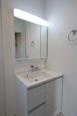 《仲介手数料無料》見沼区深作５丁目117新築一戸建てグラファーレの独立洗面台|撮影日 2025年11月4日 15:15 晴れ