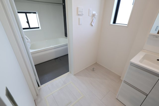 《仲介手数料無料》見沼区深作５丁目117(1号棟)新築一戸建てグラファーレのランドリースペース|撮影日 2025年11月4日 15:15 晴れ