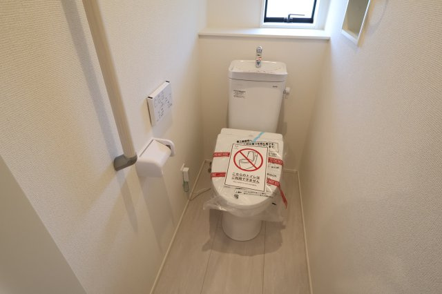 《仲介手数料無料》見沼区深作５丁目117(1号棟)新築一戸建てグラファーレのトイレ|撮影日 2025年11月4日 15:15 晴れ