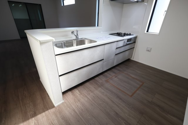 《仲介手数料無料》見沼区深作５丁目117(1号棟)新築一戸建てグラファーレのキッチン|撮影日 2025年11月4日 15:15 晴れ