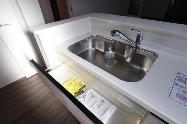 《仲介手数料無料》見沼区深作５丁目117(1号棟)新築一戸建てグラファーレのキッチン|撮影日 2025年11月4日 15:15 晴れ