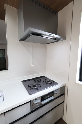 《仲介手数料無料》見沼区深作５丁目117(1号棟)新築一戸建てグラファーレのキッチン|撮影日 2025年11月4日 15:15 晴れ