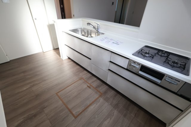 《仲介手数料無料》見沼区深作５丁目117(1号棟)新築一戸建てグラファーレのキッチン|撮影日 2025年11月4日 15:15 晴れ