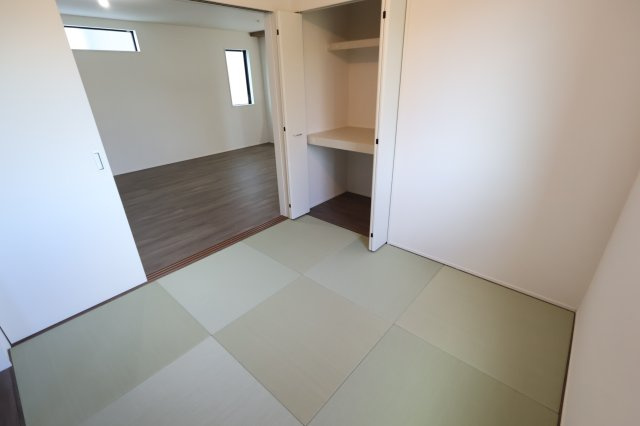 《仲介手数料無料》見沼区深作５丁目117(1号棟)新築一戸建てグラファーレの和室|撮影日 2025年11月4日 15:15 晴れ