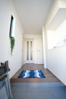 【玄関】 | 【仲介手数料無料！！】府中市栄町２丁目　新築戸建て（全4棟）A号棟　5890万円