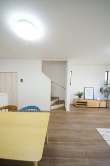 【居間・リビング】 | 【仲介手数料無料！！】府中市栄町２丁目　新築戸建て（全4棟）A号棟　5890万円