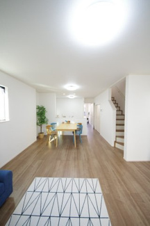 【居間・リビング】 | 【仲介手数料無料！！】府中市栄町２丁目　新築戸建て（全4棟）A号棟　5890万円