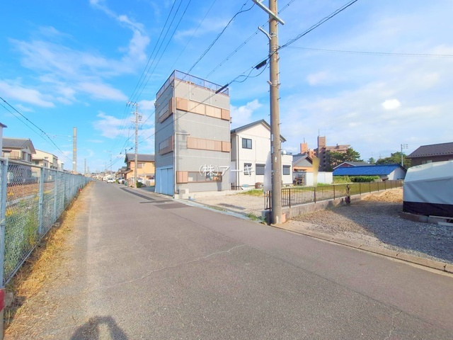 半田市新居町2-7『仲介手数料無料』新築戸建ての前面道路含む現地写真