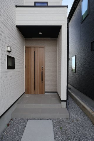《仲介手数料無料》見沼区深作５丁目117(2号棟)新築一戸建てグラファーレの玄関|撮影日 2025年11月4日 15:15 晴れ