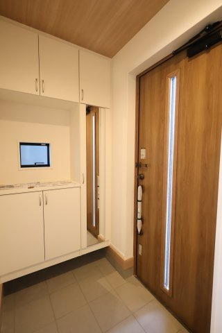 《仲介手数料無料》見沼区深作５丁目117(2号棟)新築一戸建てグラファーレの玄関|撮影日 2025年11月4日 15:15 晴れ