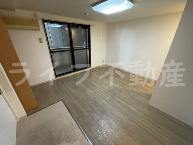 タイムハイツ布施の内装|明るい色調の室内です