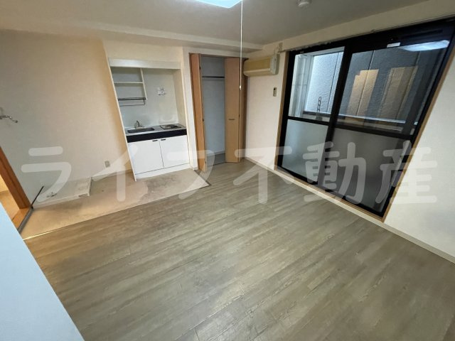 タイムハイツ布施の寝室|広くて明るい寝室