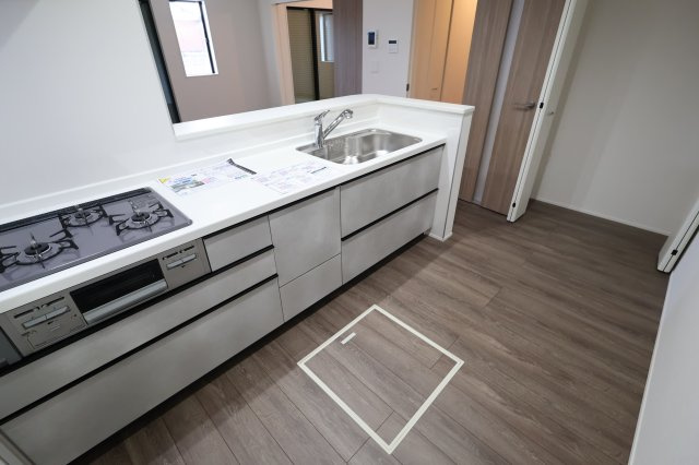 【キッチン】 | 《仲介手数料無料》見沼区深作５丁目117(3号棟)新築一戸建てグラファーレ | 撮影日 2025年11月4日 15:15 晴れ