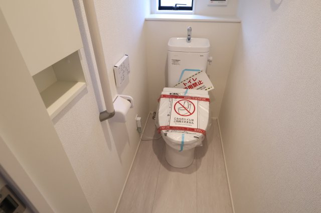 【トイレ】 | 《仲介手数料無料》見沼区深作５丁目117(3号棟)新築一戸建てグラファーレ | 撮影日 2025年11月4日 15:15 晴れ