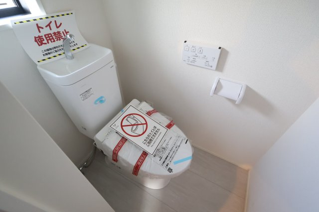 【トイレ】 | 《仲介手数料無料》見沼区深作５丁目117(3号棟)新築一戸建てグラファーレ | 撮影日 2025年11月4日 15:15 晴れ