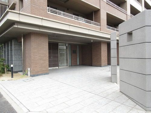 サーパスシティ鳴海のエントランス