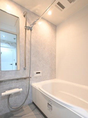 ライオンズマンション新大阪第六の浴室|◆新調された浴室です！追い焚き機能付きでいつでも温かな湯に浸かれます♪
◆【即日内覧会開催中】令和7年10月室内リフォーム完了！