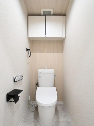 ライオンズマンション新大阪第六のトイレ|◆新調された温水洗浄便座付きトイレです！背面には収納棚がありトイレットペーパーを収納できます！
◆【即日内覧会開催中】令和7年10月室内リフォーム完了！
