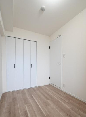 ライオンズマンション新大阪第六の洋室|◆約6.0帖洋室です！木目の床×白いクロスとベーシックな内装につき、自分好みの空間づくりを楽しめます♪
◆【即日内覧会開催中】令和7年10月室内リフォーム完了！