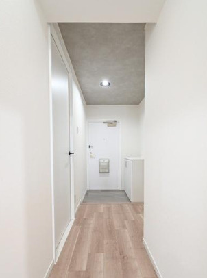 ライオンズマンション新大阪第六の玄関|◆白を基調とした内装で、明るく広々とした印象を与えてくれます！
◆【即日内覧会開催中】令和7年10月室内リフォーム完了！