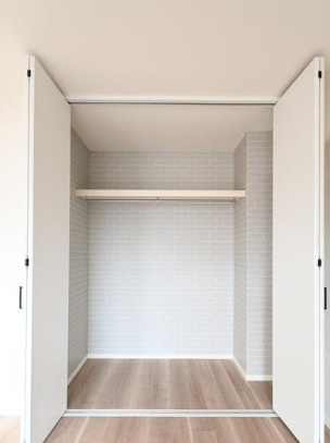 ライオンズマンション新大阪第六の収納|◆LD収納です！ハンガーパイプ×枕棚付きで奥行きもあり、しっかり収納ができます！
◆【即日内覧会開催中】令和7年10月室内リフォーム完了！