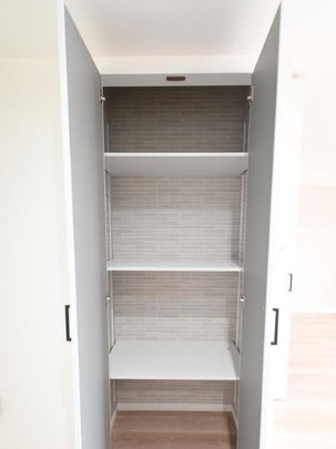 ライオンズマンション新大阪第六の収納|◆LD収納です！可動棚が設けられ、お好みの高さに調整できます！
◆【即日内覧会開催中】令和7年10月室内リフォーム完了！