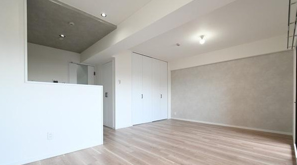 ライオンズマンション新大阪第六の居間・リビング|◆広々LDKは約14帖！シンプルな内装につき、お持ちの家具やカーテンが映えます！
◆【即日内覧会開催中】令和7年10月室内リフォーム完了！