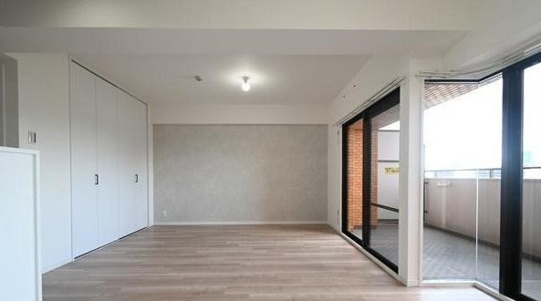 ライオンズマンション新大阪第六の居間・リビング|◆広々LDKは南側バルコニーに面した明るいお部屋です！
◆【即日内覧会開催中】令和7年10月室内リフォーム完了！