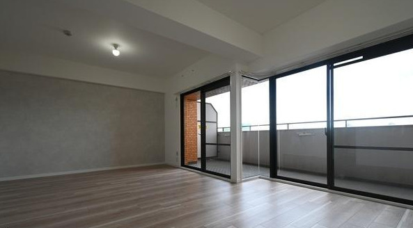 ライオンズマンション新大阪第六の居間・リビング|◆LDK 別角度です！大きな掃き出し窓から自然光たっぷり差し込む明るいお部屋です！
◆【即日内覧会開催中】令和7年10月室内リフォーム完了！