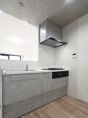 ライオンズマンション新大阪第六のキッチン|◆新調されたシステムキッチンです！天井クロスとキッチンカラーが統一されたお洒落な空間です！
◆【即日内覧会開催中】令和7年10月室内リフォーム完了！