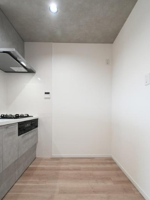 ライオンズマンション新大阪第六のキッチン|◆キッチン背面はスペースにゆとりがあり、冷蔵庫や収納家具を配置できます！
◆【即日内覧会開催中】令和7年10月室内リフォーム完了！