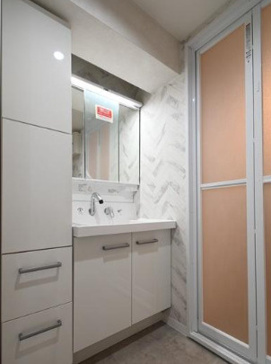 ライオンズマンション新大阪第六の独立洗面台|◆新調された三面鏡の洗面化粧台です！横には収納棚がありタオルなどを収納でき重宝します！
◆【即日内覧会開催中】令和7年10月室内リフォーム完了！