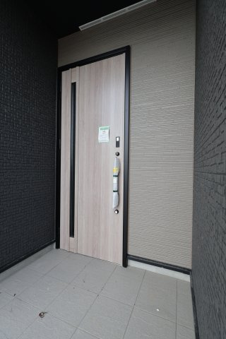 《仲介手数料無料》見沼区深作５丁目117(4号棟)新築一戸建てグラファーレの玄関|撮影日 2025年11月4日 15:15 晴れ