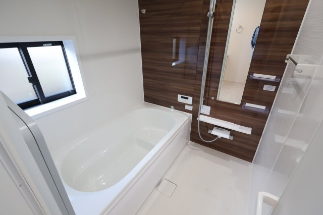 《仲介手数料無料》見沼区深作５丁目117(4号棟)新築一戸建てグラファーレの浴室|撮影日 2025年11月4日 15:15 晴れ