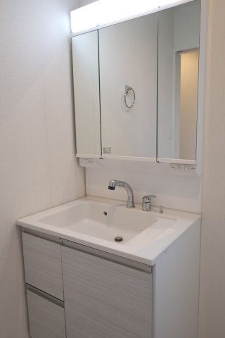 《仲介手数料無料》見沼区深作５丁目117(4号棟)新築一戸建てグラファーレの独立洗面台|撮影日 2025年11月4日 15:15 晴れ