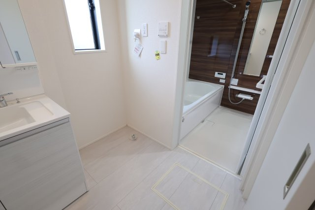 《仲介手数料無料》見沼区深作５丁目117(4号棟)新築一戸建てグラファーレのランドリースペース|撮影日 2025年11月4日 15:15 晴れ