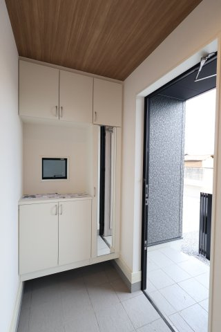 《仲介手数料無料》見沼区深作５丁目117(4号棟)新築一戸建てグラファーレの玄関|撮影日 2025年11月4日 15:15 晴れ