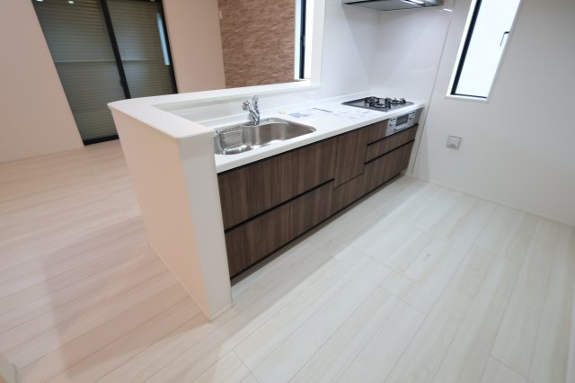 《仲介手数料無料》見沼区深作５丁目117(4号棟)新築一戸建てグラファーレのキッチン|撮影日 2025年11月4日 15:15 晴れ